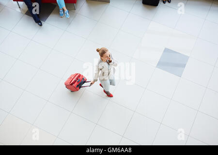 Businesswoman with luggage Banque D'Images