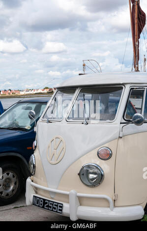 Un écran partagé 1967 camping-car Volkswagen. Banque D'Images