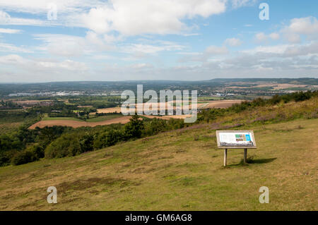 Vue sur le Weald of Kent de North Downs Way crossing Bluebell Hill. Banque D'Images