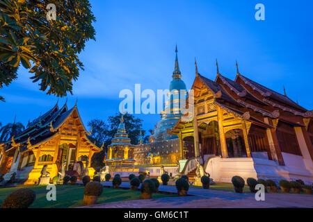 Crépuscule sur le temple Wat Phra Singh, le temple le plus vénéré de Chiang Mai, Thaïlande. Banque D'Images