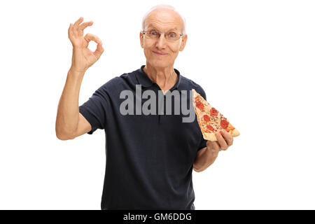 Un homme âgé ayant une tranche de pizza et de faire un signe ok isolé sur fond blanc Banque D'Images