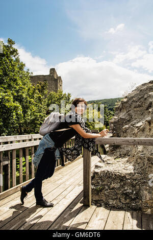 Jeune voyageur woman posing in ruines du château de Hainburg an der Donau, Autriche. L'architecture ancienne. Destination de voyage. Banque D'Images