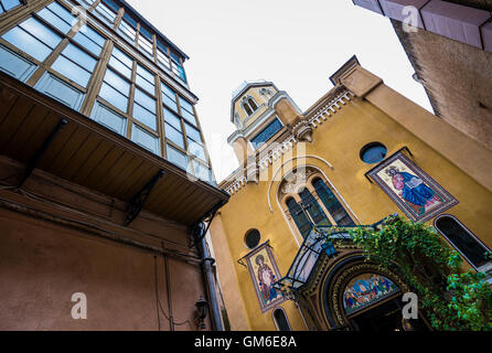 Cour intérieure de l'église orthodoxe de la Dormition de la Theotokos (Église de l'Assomption) à Brasov, Roumanie Banque D'Images