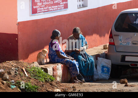 Coonoor , Tamil Nadu, Inde, le 22 mars 2015 : deux femmes parlant dans la rue. Concept d'amitié. La culture indienne. Banque D'Images