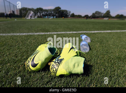 Une vue d'ensemble des chaussures de football pendant la séance d'entraînement à Rush Green, Londres.APPUYEZ SUR ASSOCIATION photo.Date de la photo: Mercredi 24 août 2016.Voir PA Story football West Ham.Le crédit photo devrait se lire: Steve Paston/PA Wire Banque D'Images