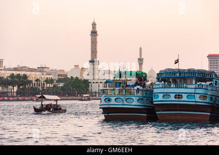 Vue sur le coucher du soleil dans la direction de Bur Dubai à partir du Dhow quai, la Crique de Dubaï, Deira, DUBAÏ, ÉMIRATS ARABES UNIS Banque D'Images