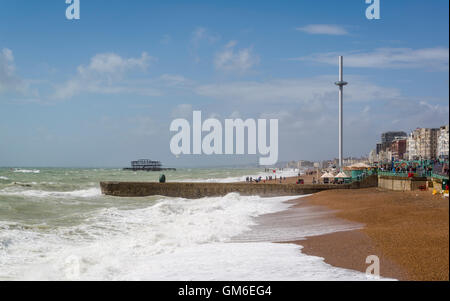 Front de mer de Brighton avec British Airways j360, 162 mètres de tour d'observation, et West Pier, East Sussex, England, UK Banque D'Images