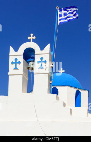 L'église orthodoxe grecque en dôme bleu avec clocher et d'un drapeau à Parikia, Paros, Cyclades, Grèce Banque D'Images