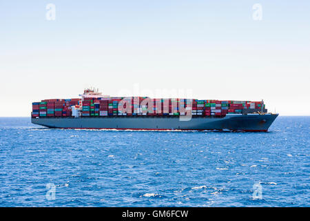 La pleine charge container ship Hammersmith Bridge dans la mer Égée, Grèce Banque D'Images