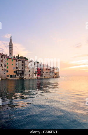 Coucher de soleil sur les bâtiments de l'altéré Valdibora côté de la péninsule de la vieille ville de Rovinj, Istrie, Croatie Banque D'Images