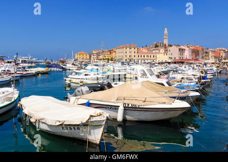 Bateaux amarrés dans le port de ville de Rovinj, dominé par les bâtiments colorés de la vieille ville, Rovinj, Istrie, Croatie Banque D'Images