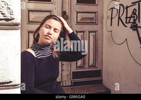 Magnifique femme philippine-allemand est debout devant une maison Banque D'Images