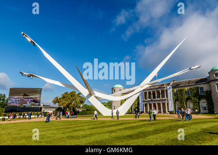 Gerry Judah's 100th anniversaire de sculpture en acier BMW en face de Goodwood House au Festival of Speed 2016, Sussex, UK Banque D'Images