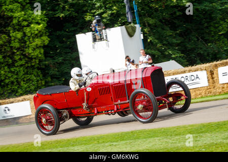 1913 Benz 200HP 'Blitzen Benz' avec chauffeur George Wingard au Goodwood Festival of Speed 2016, Sussex, UK. Banque D'Images