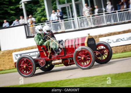 1903 60HP Mercedes avec chauffeur Roland Asch au Goodwood Festival of Speed 2016, Sussex, UK. Banque D'Images