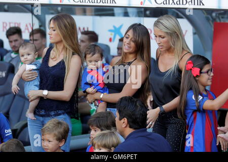 08/20/2016. Camp Nou, Barcelona, Espagne. Antonella Roccuzzo Lionel Messi compagnon et Mme suarez au Camp Nou Banque D'Images