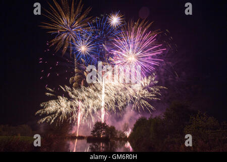 Un feu d'artifice spectaculaire et coloré dans un ciel sombre d'automne dans le Lancashire, célébrant la nuit de Guy Fawkes Banque D'Images