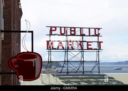 Seattle's marché Pikes Place avec café sign Banque D'Images