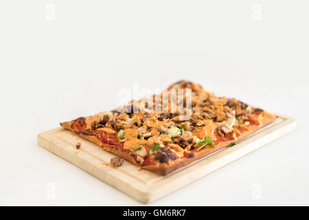 Des pizzas sur la plaque en bois, copie espace blanc sur la surface de la table, l'effet de profondeur de champ Banque D'Images