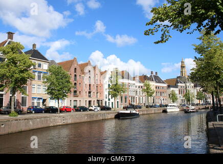 Canal à Hoge der A à Groningue, aux Pays-Bas avec Der Aa-Kerk en arrière-plan Banque D'Images