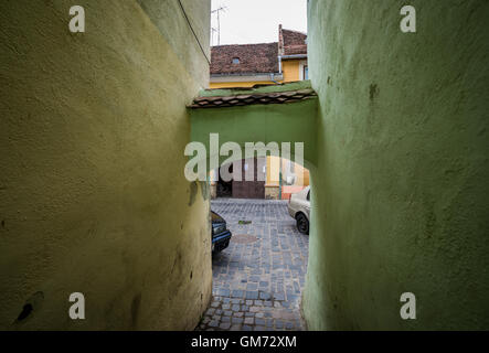 80m de long Strada Sforii (aussi appelée rue corde String Street) à Brasov, Roumanie, l'une des rues les plus étroites en Europe Banque D'Images