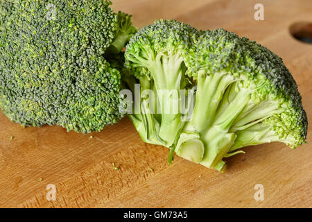 Les morceaux de brocoli à la vapeur seulement sain vert Banque D'Images