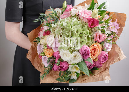 Vintage background floristique, roses colorées, meubles anciens ciseaux et une corde sur une table en bois Banque D'Images