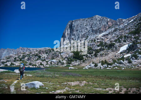 Les randonneurs près de Snow Lake dans le Yosemite Wilderness, Hoover & Humbolt-Toiyabe National Forest, CA Banque D'Images