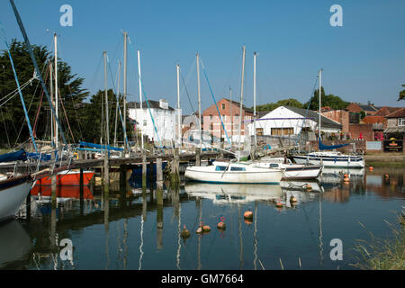 Dolphin Quay, Romsey, Hampshire montrant yachts amarrés et l'ancien moulin à farine de l'arrière-plan Banque D'Images