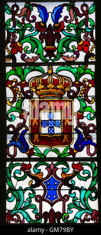 BATALHA, PORTUGAL - 24 juillet 2016 : Le vitrail représentant l'Armoiries personnelles du Roi Jean I de Portugal (1357-1433) en t Banque D'Images