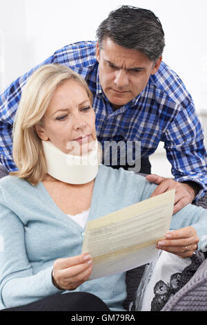 Couple Reading Lettre à propos de la blessure de Femme Banque D'Images