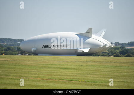 L'Airlander 10, se trouve sur le sol après avoir perdu à l'aérodrome de Cardington dans Bedfordshire, à la suite de son deuxième vol d'essai, fabricant de véhicules aériens hybride dit personne n'a été blessé. Banque D'Images