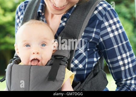 Close up of mother avec sa petite fille à Carrier Banque D'Images