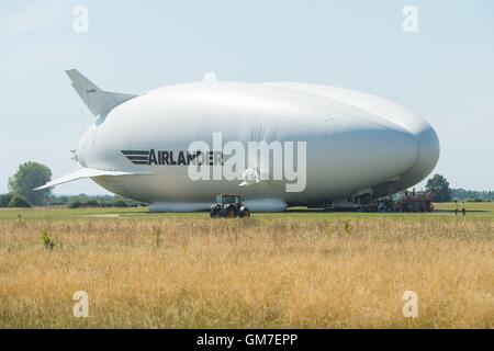 L'Airlander 10, se trouve sur le sol après avoir perdu à l'aérodrome de Cardington dans Bedfordshire, à la suite de son deuxième vol d'essai, fabricant de véhicules aériens hybride dit personne n'a été blessé. Banque D'Images