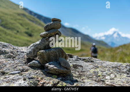 Cairn dans les Alpes françaises montrant une piste à suivre (appelé GR en France), les 2 Alpes, France Banque D'Images