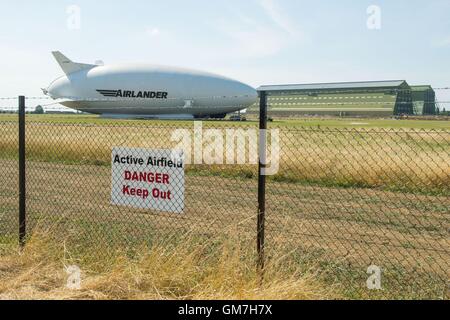 L'Airlander 10, se trouve sur le sol après avoir perdu à l'aérodrome de Cardington dans Bedfordshire, à la suite de son deuxième vol d'essai, fabricant de véhicules aériens hybride dit personne n'a été blessé. Banque D'Images