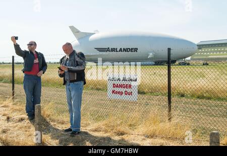 Les gens prennent vos autoportraits comme l'Airlander 10, se trouve sur le sol après avoir perdu à l'aérodrome de Cardington dans Bedfordshire, à la suite de son deuxième vol d'essai, fabricant de véhicules aériens hybride dit personne n'a été blessé. Banque D'Images