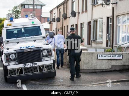 Les officiers de l'armée et PSNI agents techniques de recherche sur l'ancienne route Glenarm dans Larne, Co Antrim. Une Marine Royale est remise en question par des détectives enquête sur le terrorisme lié à l'Irlande du Nord, c'est connecté à deux grands bras républicain dissident trouve. Banque D'Images