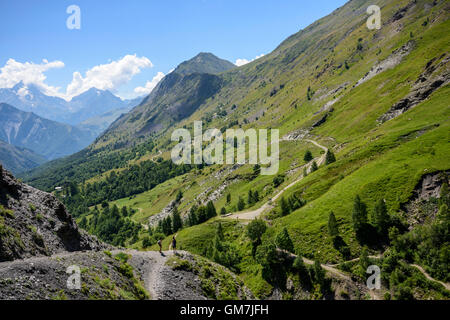 Les personnes bénéficiant de la vue panoramique sur la vallée du Ferrand, Oisans, France, Europe Banque D'Images