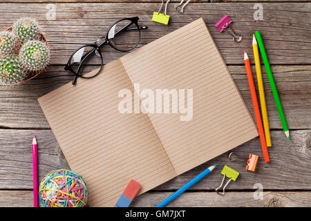 Le bloc-notes pour votre texte et coloré fournit plus de tables en bois. Retour à l'école avec copie espace concept Banque D'Images