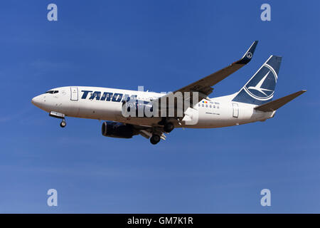 Boeing 737-700 de TAROM près de l'aéroport El Prat de Barcelone, Espagne. Banque D'Images