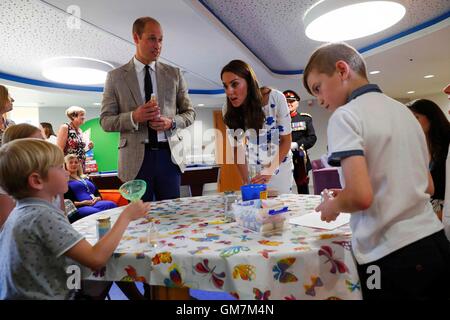 Le duc et la duchesse de Cambridge sont présentés avec un pot de mémoire personnalisé par Jamie CONIAM XI et Ethan CONIAM XI (à gauche) lors de leur visite à Keech Hospice Care à Luton. Banque D'Images