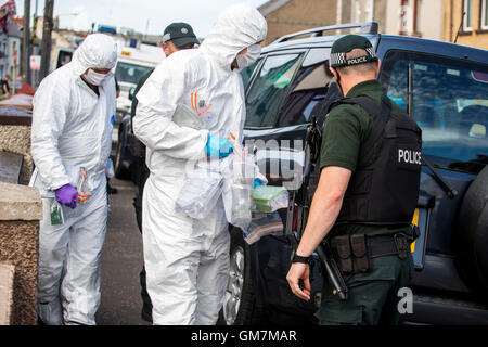 Les agents agents PSNI supprimer des éléments à la suite de recherches à des propriétés de Old Glenarm Road à Larne, Co Antrim, comme Royal Marine est remis en question par des détectives enquête sur le terrorisme lié à l'Irlande du Nord, c'est connecté à deux grands bras républicain dissident trouve. Banque D'Images