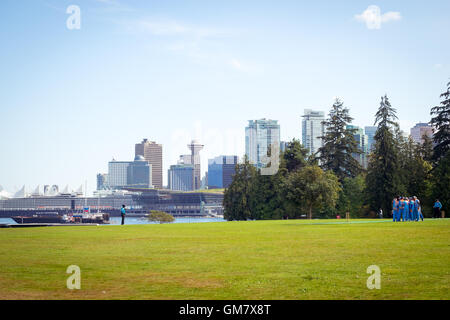 Jouer au cricket dans le parc Stanley à Vancouver, Colombie-Britannique, Canada. Banque D'Images