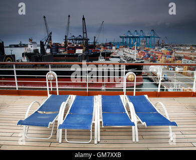 Des chaises vides sur le pont d'un navire dans un port à conteneurs, Callao, Lima, Pérou Banque D'Images