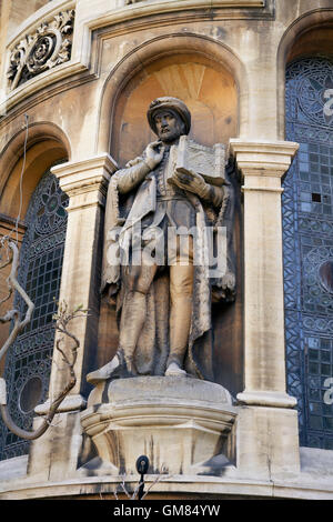 Gonville & Caius College l'une des nombreuses universités de la ville, Statue de Stephen Perse d'universitaires et d'philantrop Banque D'Images