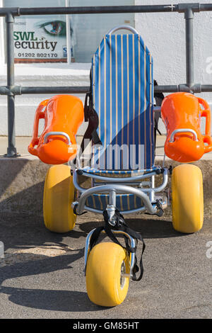 Plage flottante disponible en fauteuil roulant pour les personnes handicapées de moins d'utiliser cap sur la plage à Poole, Dorset Banque D'Images