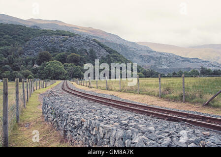 Chemin de fer dans le lac à côté du lac Padarn Snowdonia, Llanberis Banque D'Images