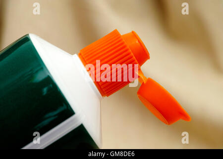 Ouvrir le bouchon orange de tube de dentifrice. Close-up. Banque D'Images