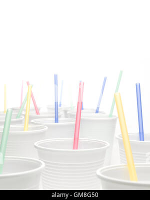 Verres en plastique avec paille sur fond blanc Banque D'Images